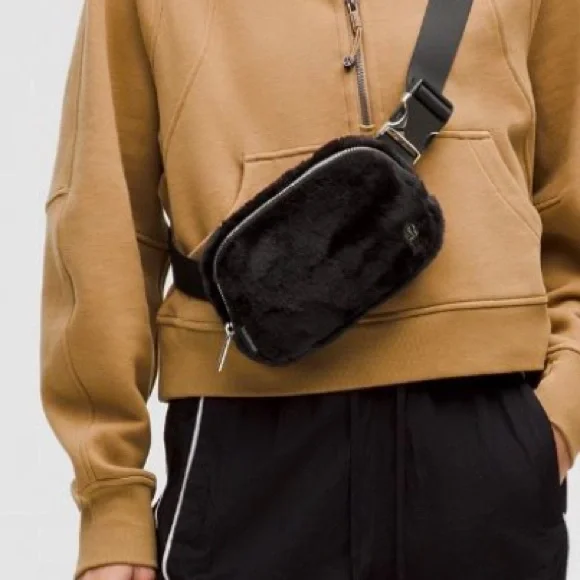 NWT Lululemon Plush Fleece Everywhere Belt Bag 1L in Black and Gold - Picture 13 of 13